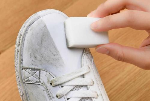 Как убрать желтизну с кроссовок. Как вернуть подошве белизну в домашних условиях