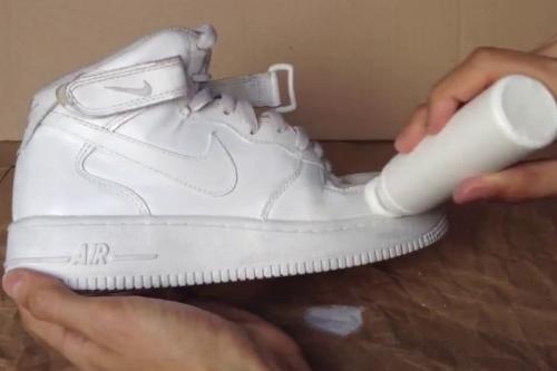 Как убрать желтизну с кроссовок. Как вернуть подошве белизну в домашних условиях