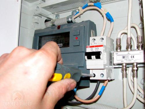 При включении стиралки выбивает автомат причины. Проверьте проводку 03 При включении стиралки выбивает автомат причины. Проверьте проводку 03