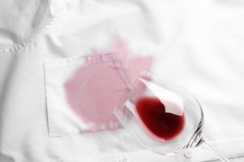 Чем отстирать красное вино с цветной одежды. Как вывести пятно от красного вина: 15 рабочих способов