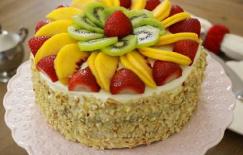 Чем украсить торт сверху в домашних. Чем посыпать торт сверху и по бокам — рецепты посыпок и идеи декора 09