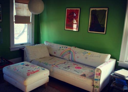 Чем отмыть маркер с мягкой мебели. 5 способов отмыть фломастер с дивана и удалить его следы