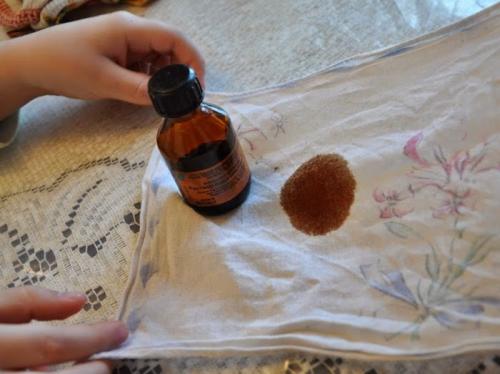 Как вывести йод с одежды. Чем можно отстирать пятна йода с одежды