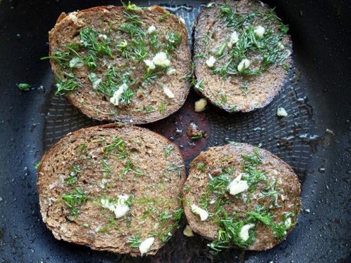 Гренки на сковороде-гриль. Гренки из черного хлеба с чесноком на сковороде – рецепты чесночных гренок с пошаговыми фото