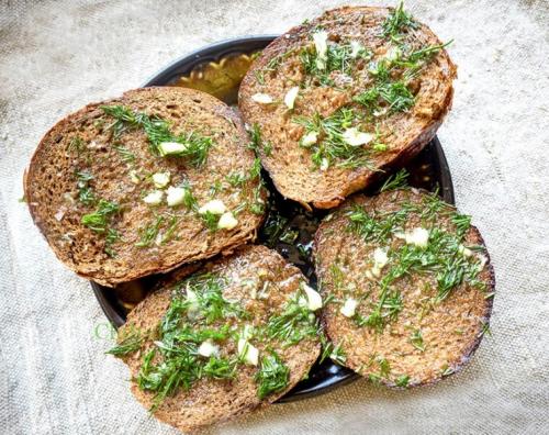 Гренки на сковороде-гриль. Гренки из черного хлеба с чесноком на сковороде – рецепты чесночных гренок с пошаговыми фото