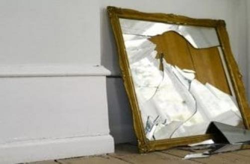 Разбилось зеркало в ванной. К чему разбивается зеркало в разных местах?