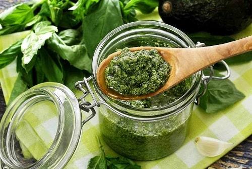 Что приготовить из базилика на зиму. Соус из базилика на зиму – лучшие рецепты заготовки в домашних условиях