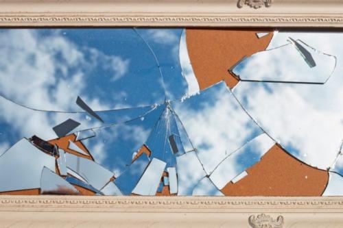 Зеркало само Упало и разбилось. Что делать, если зеркало разбилось или треснуло в доме, в офисе, на работе, в ванной: примета, молитва, заговор. Упало зеркало, но не разбилось: примета. Как правильно выбросить старое или разбитое зеркало?