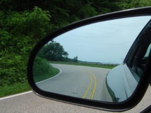 К чему бьется зеркало в комнате. Откуда пошла примета про разбитое зеркало