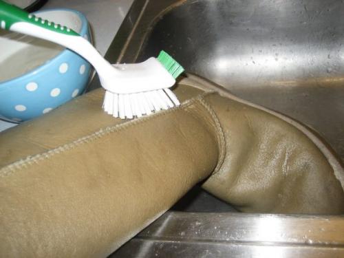 Как почистить светлую замшевую обувь. Правила чистки светлой замши