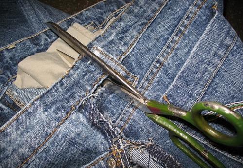 Как уменьшить джинсы на 3 размера. Как правильно ушить джинсы по бокам, в поясе, бедрах, ногах, по заднему шву в домашних условиях? Как самостоятельно ушить, уменьшить большие мужские и женские джинсы на размер меньше?