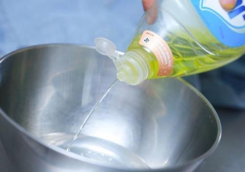 Чем отстирать акриловую краску с одежды. Как вывести пятно от акрила с одежды: 7 рабочих способов