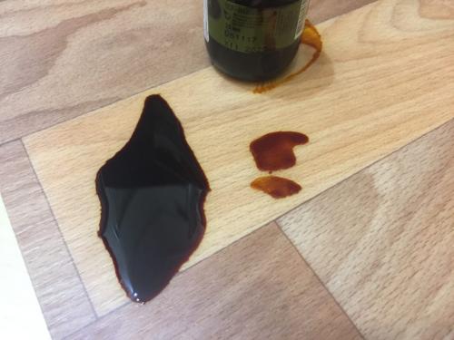 Чем вывести йод с мебели. Чем оттереть пятна от йода с мебели и пола