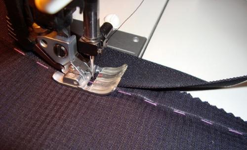 Как ушить джинсы не распарывая. Как правильно ушить мужские и женские джинсы по бокам?