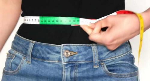 Как ушить джинсы в талии потайным швом. Как уменьшить джинсы с помощью вытачек