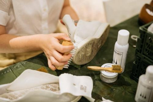 Темные пятна на замшевой обуви. Особенности очистки замшевых вещей