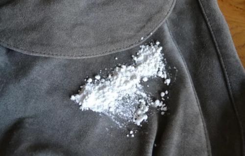 Как убрать засаленные пятна с замши. Как почистить замшу?