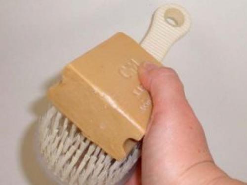 Чем оттереть ручку с искусственной кожи. Чем можно вывести пятно на кожзаме в домашних условиях?