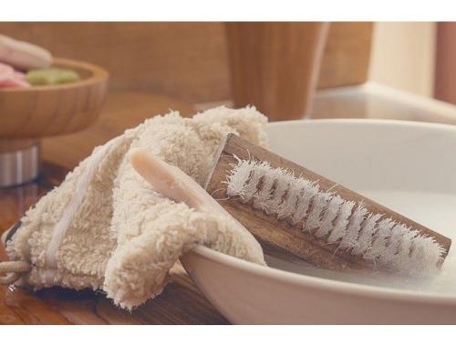 Как убрать ручку с кожи сумки. Как вывести чернила на кожаной сумке?