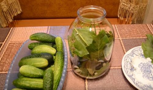 Как сделать соленые огурцы на зиму в банках самый простой способ. Хрустящие соленые огурцы холодным способом. Рецепт на 3 литровую банку