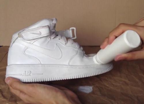 Как отмыть белые кроссовки от въевшейся грязи в домашних условиях. Процесс очистки в зависимости от материала