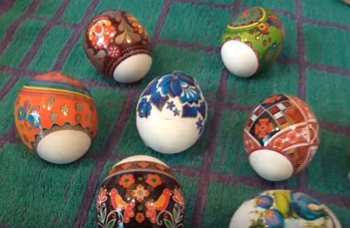 Как клеить наклейки на яйца термонаклейки. Как правильно клеить наклейки на пасхальные яйца: фото, видео