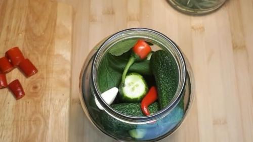 Соленые огурцы на зиму в банках для хранения в квартире. Солим огурцы в банках с укропом и чесноком