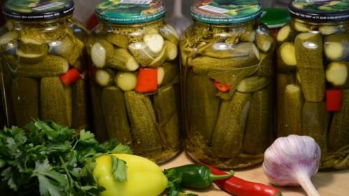 Соленые огурцы на зиму в банках для хранения в квартире. Солим огурцы в банках с укропом и чесноком