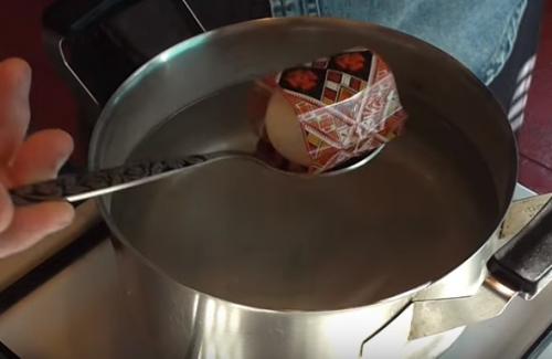 Как клеить наклейки на яйца термонаклейки. Как правильно клеить наклейки на пасхальные яйца: фото, видео