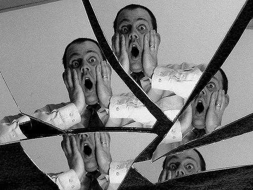 Как выбросить разбитое зеркало. Можно ли выбрасывать старое, разбитое зеркало? 03