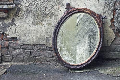 Как правильно выбросить зеркало из дома без последствий. Как правильно выбросить зеркало из дома