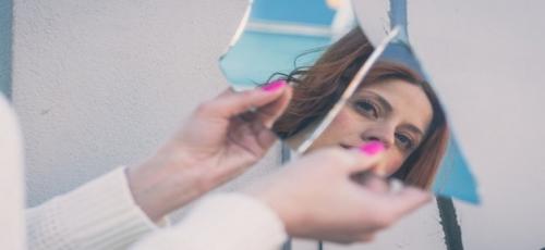 Что сделать если разбилось зеркало, чтобы не было беды. Что делать если разбилось зеркало в доме