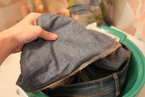 Как правильно стирать джинсы вручную. Как постирать джинсы руками: основные правила