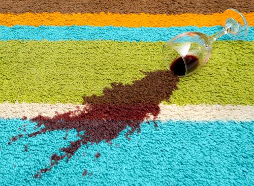 Как отстирать застарелые пятна от красного вина. Чем выводить от белого и красного вина на одежде, ковре, обоях и т.д.