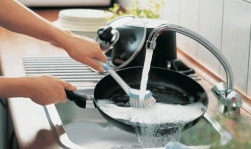 Прокипятить посуду с содой. Чистка посуды содой и канцелярским клеем: основные нюансы при очистке