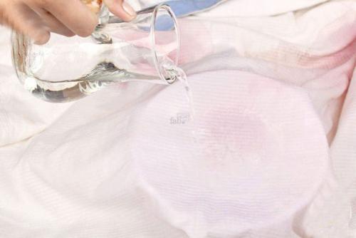 Как отстирать пятна от вина красного. Чем и как отстирать красное вино: способы вывести пятно от вина