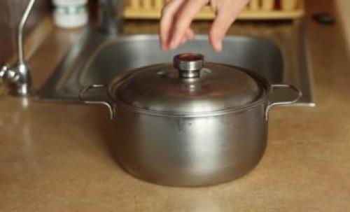 Как засолить огурцы в домашних условиях вкусно и быстро. Хрустящие малосольные огурцы в кастрюле быстро – 7 классических рецептов приготовления