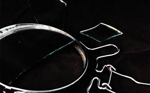 Разбилось зеркало к чему и что делать, что говорит церковь. Что делать, если разбилось зеркало советы для тех, кто верит в приметы