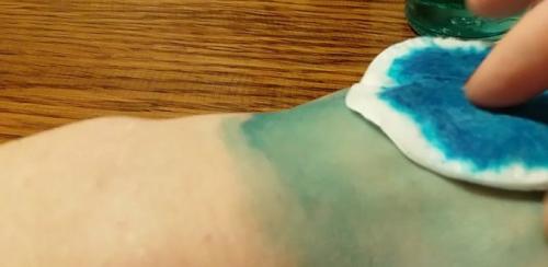 Чем убрать зеленку с одежды. Отстирывание пятна зеленки 01 Чем убрать зеленку с одежды. Отстирывание пятна зеленки 01