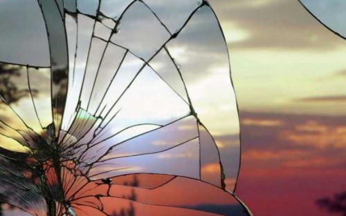 Что сделать если разбилось зеркало, чтобы не было беды. Что нужно сделать, если в доме разбилось зеркало, чтобы избавиться от негатива