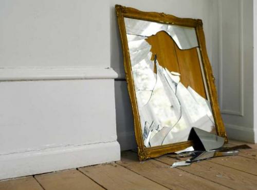 Что сделать если разбилось зеркало, чтобы не было беды. Что нужно сделать, если в доме разбилось зеркало, чтобы избавиться от негатива