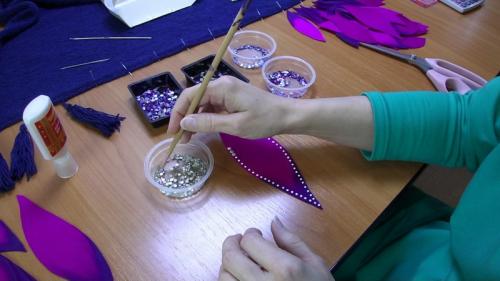 Как склеить ткань между собой в домашних условиях. Клей для ткани: техника использования