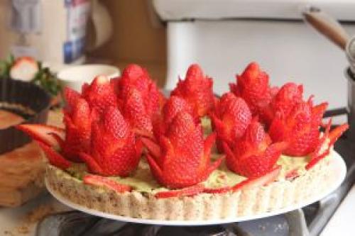 Как украсить белый торт клубникой. Как украсить торт с клубникой