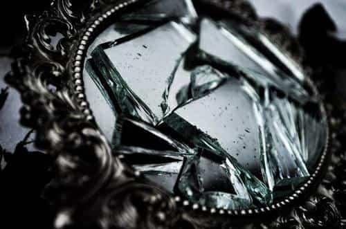 Зеркало разбилось, какие слова нужно сказать. Разбилось зеркало. Что нужно делать, и как отвести беду. Важно знать!