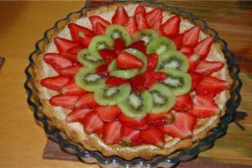 Как украсить белый торт клубникой. Как украсить торт с клубникой