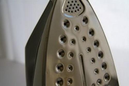 Как почистить подошву утюга в домашних условиях БЫСТРО и эффективно. Особенности чистки подошвы утюга разных типов в домашних условиях