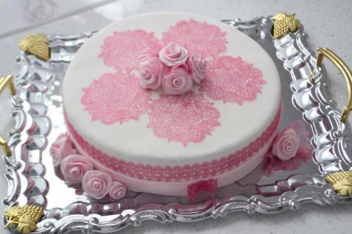 Современное оформление тортов. Декор тортов — советы по выбору дизайна декора и варианты оформления тортов своими руками (125 фото)