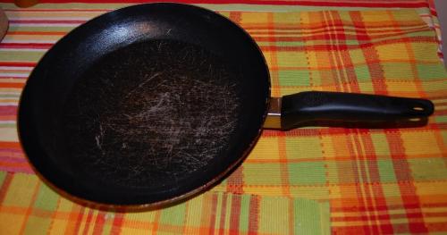 Как очистить сковородки от толстого слоя нагара в домашних условиях. Подготовительный этап