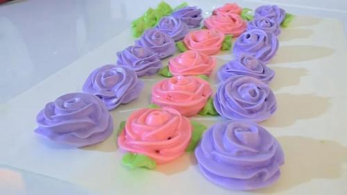 Простое украшение торта в домашних условиях. Украшение торта — пошаговый мастер-класс по оформлению торта в домашних условиях своими руками (130 фото идей) 34