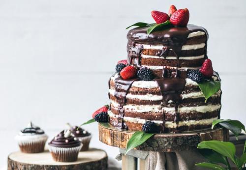 Как сделать украшения из шоколада для торта в домашних условиях. Как украсить торт шоколадом в домашних условиях: особенности оформления и советы, как красиво применить шоколад на торт